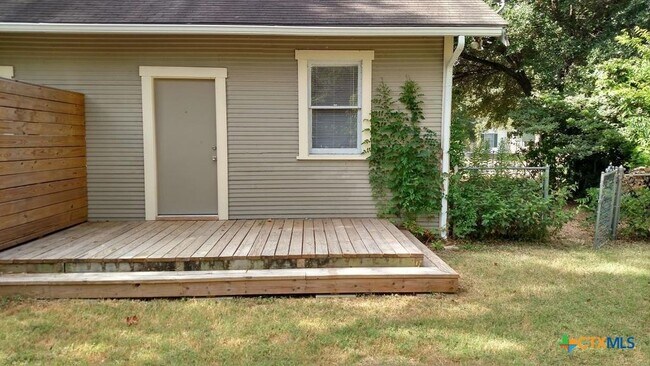 Foto del edificio - 1010 E College St