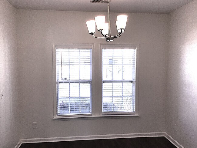 Foto del edificio - 263 Mayfield Dr