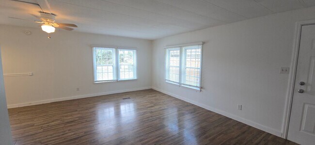 Foto del edificio - 2 bed 2 baths with large screened patio