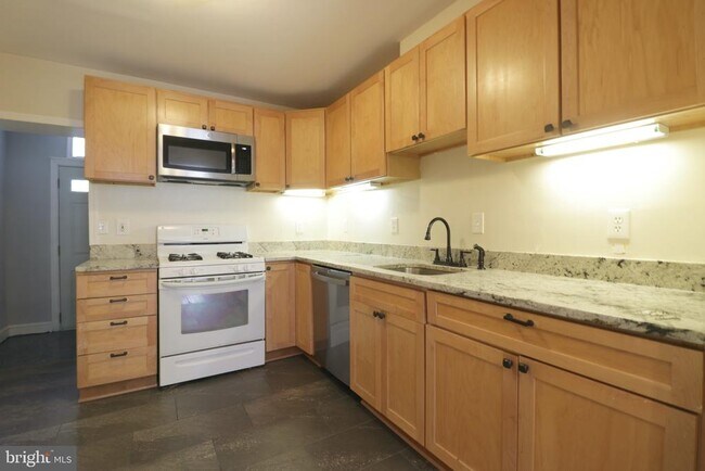 Building Photo - 404 Sanders St