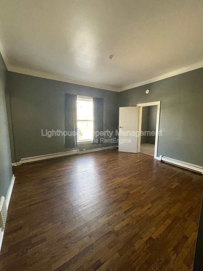 Building Photo - 809 W Cedar St