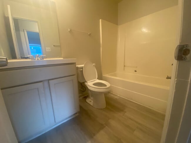 Foto del edificio - Room in Condo on Beck St