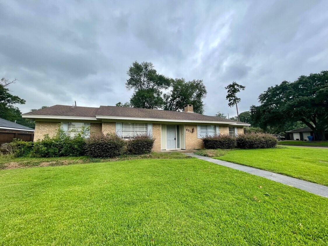 Foto principal - 6510 Daisy Dr