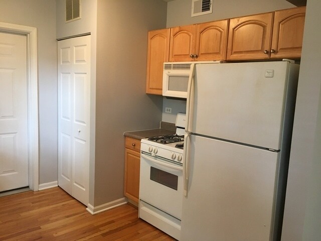 Building Photo - 4915 N Wolcott Ave