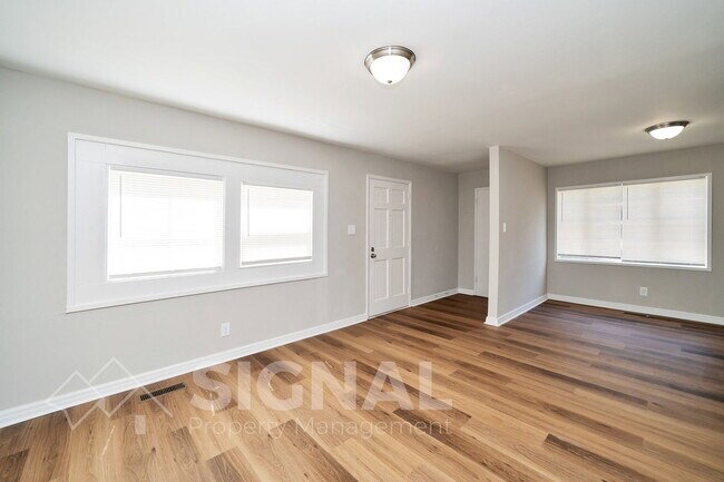 Foto del edificio - 300 Norwood Ave