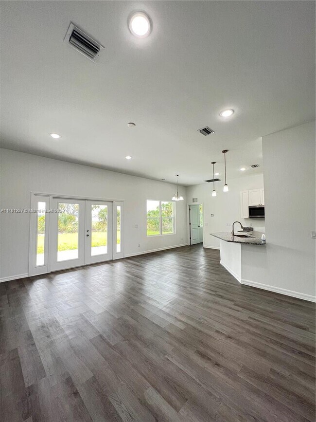 Building Photo - 1146 N Saturn Cir