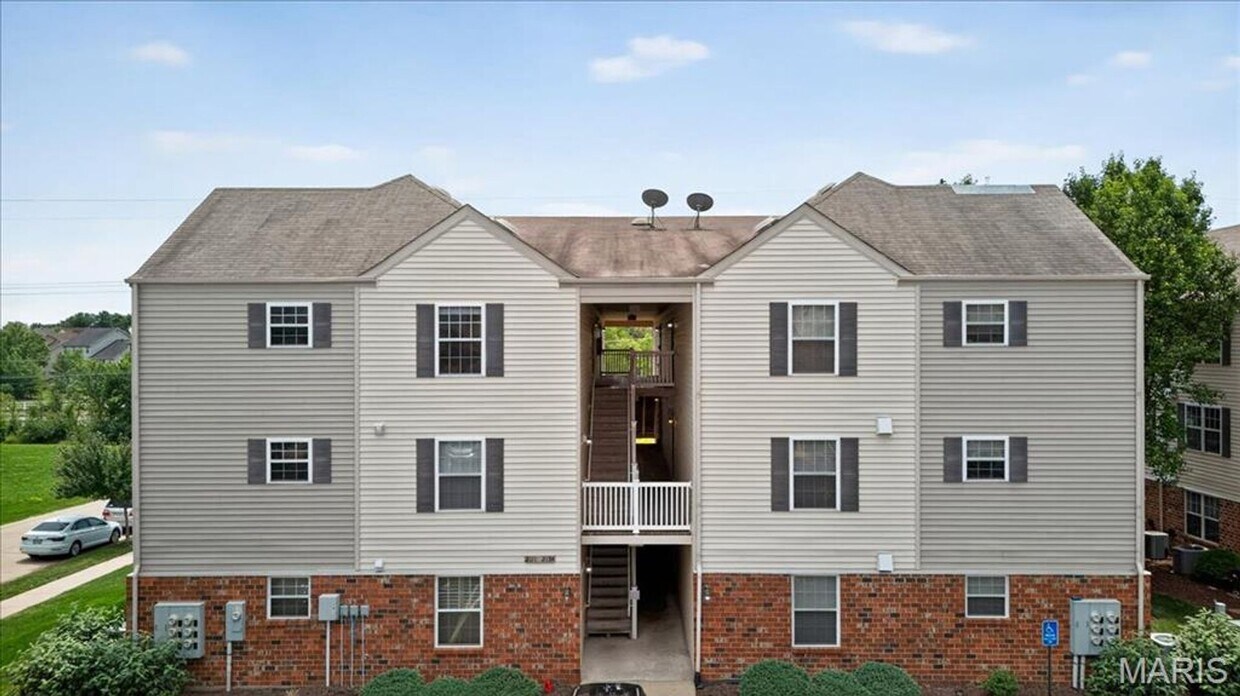 Foto principal - MOVE IN READY condo in Lake St. Louis