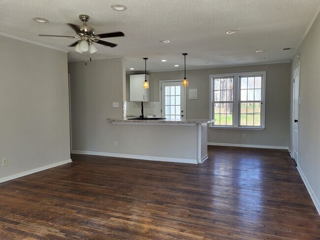 Foto del edificio - 4 bedroom home in Charlotte