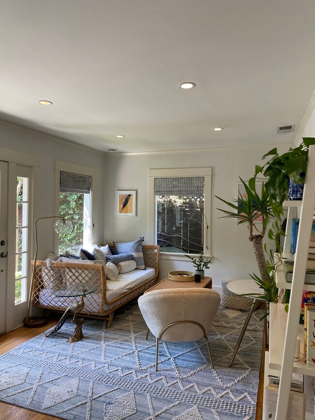 Spacious living room - 8861 Cynthia St