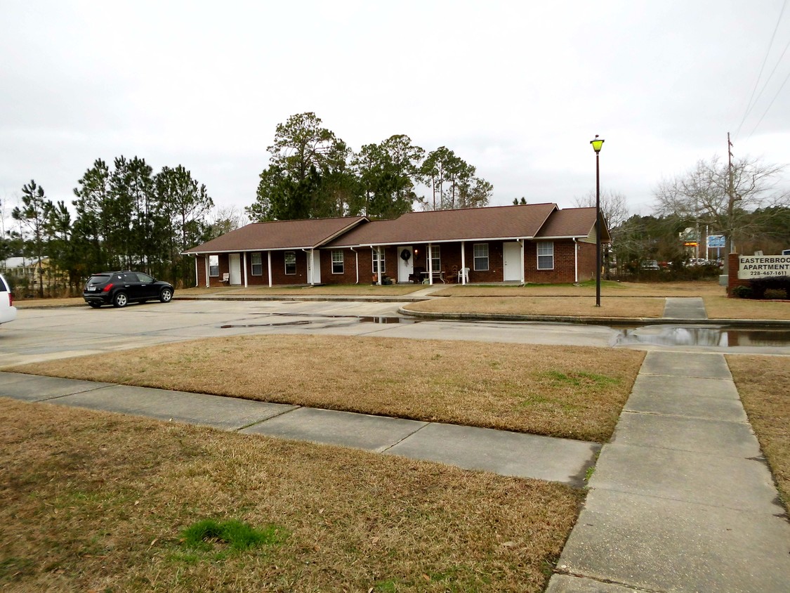 Primary Photo - Easterbrook Apartments