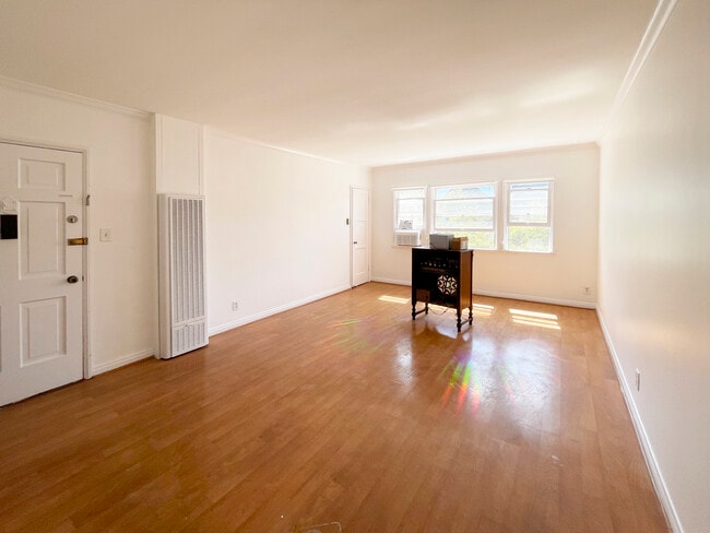 Building Photo - 4633 Clarissa Ave
