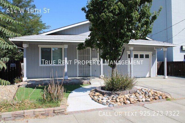 Building Photo - Updated 4 Bedroom, 2 Bath Single Family Ho...