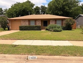 Building Photo - 1409 Rosewood Ln