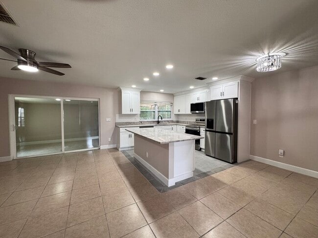 Building Photo - Fully Renovated Palm Harbor Home
