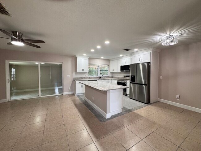 Foto del edificio - Fully Renovated Palm Harbor Home