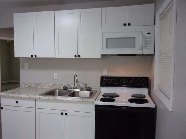Foto del edificio - Beautifully Renovated 2 Bedroom 1 Bath Brick Home