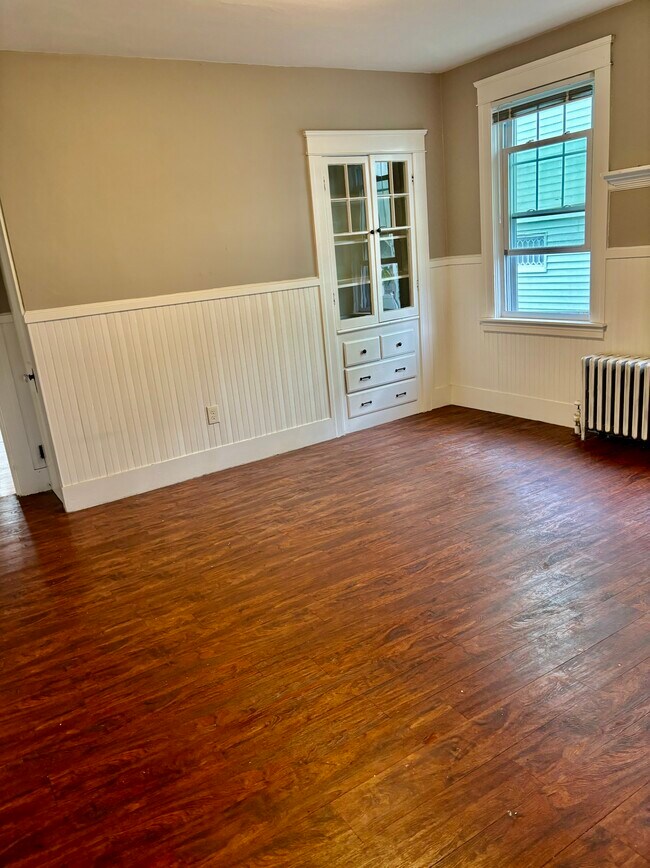 dining room - 20-18 Wyndham Ave