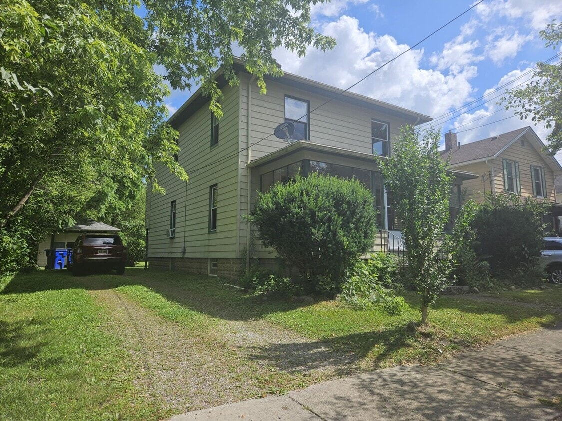 Primary Photo - 624 W Highland Ave