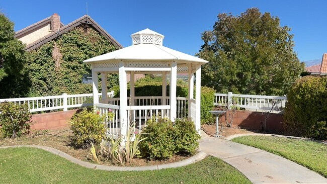 Building Photo - Charming Corner Lot Home in Bloomington Hi...