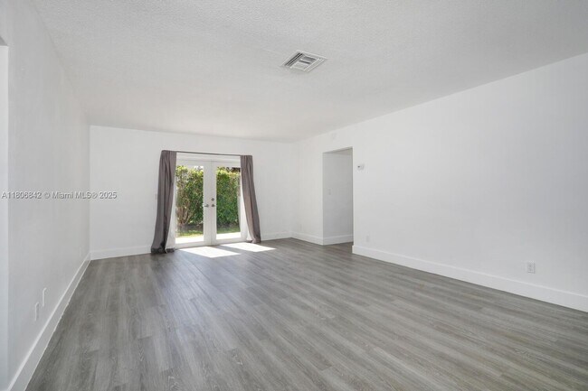 Building Photo - 900 Benevento Ave
