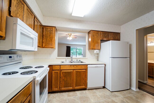 Foto del edificio - Move-in ready Townhome in a quiet neighbor...
