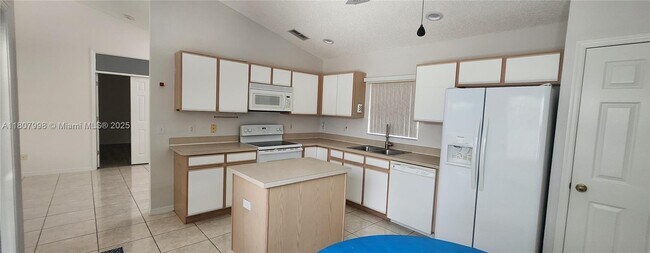Building Photo - 241 Lockbreeze Dr