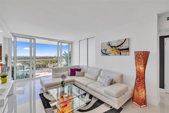 Foto del edificio - 5600 Collins Ave