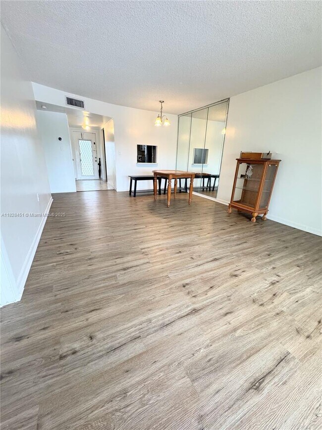 Foto del edificio - 8435 Sunrise Lakes Blvd