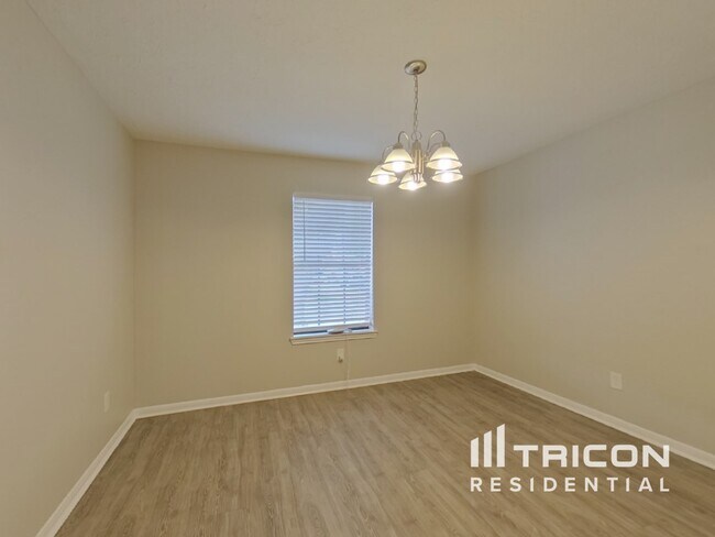 Foto del edificio - 5511 Fairview Forest Dr