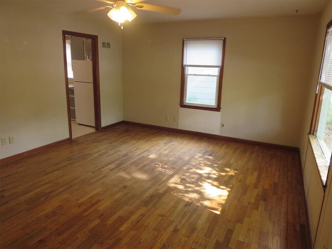 Building Photo - 418 S 18th St