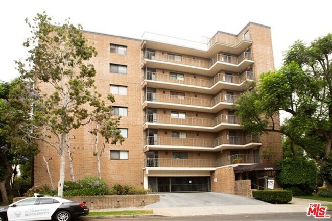 Building Photo - 10966 Rochester Ave