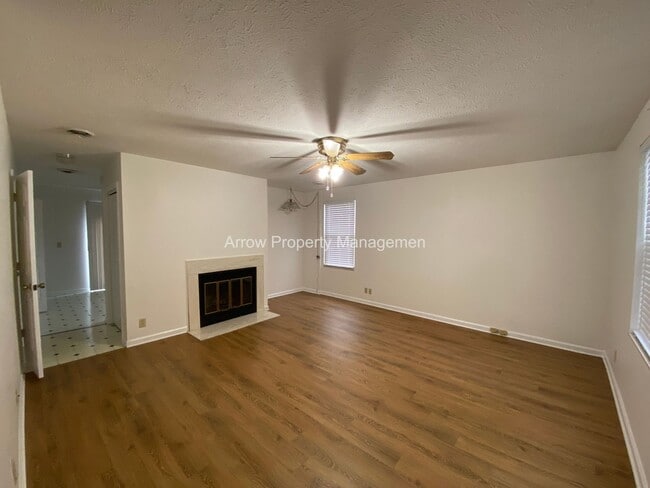 Photo - 2 Bedroom / 2.5 Bathroom / Amenities Include Pool & Tennis Courts / Assigned Parking / Minutes to... House
