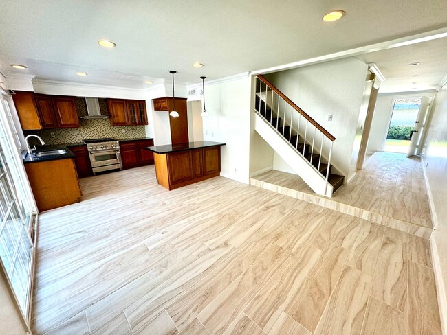 Building Photo - Beautiful 3 Bedroom, 3 Bathroom Townhome i...