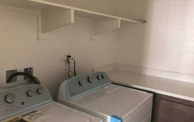 Building Photo - Stylish 5 Bed/3 Bath Townhome In The Heart...