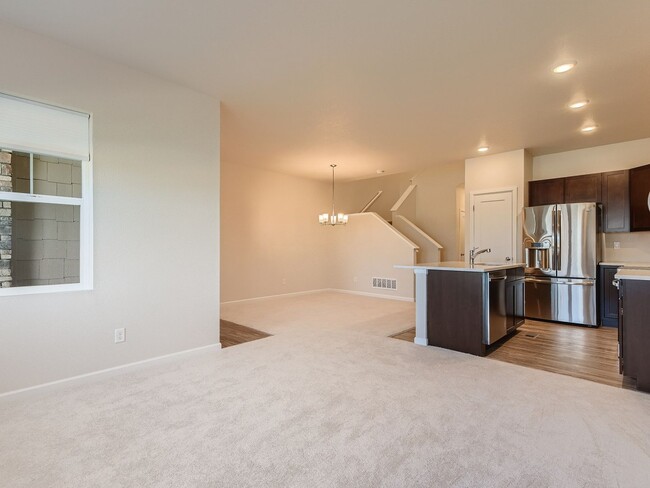 Foto del edificio - Stunning 3 bedroom 2.5 Bath in Commerce City!