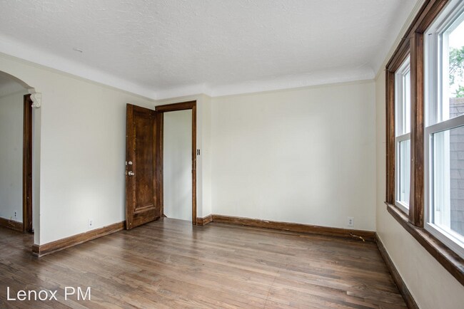 Building Photo - 5572 3 Mile Dr