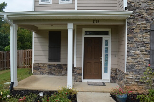 Building Photo - 1715 Davenport Dr