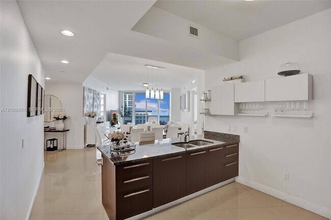Building Photo - 15901 Collins Ave