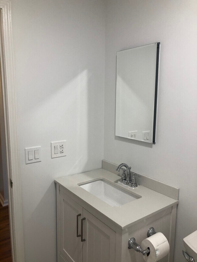 Tocador de baño renovado - 48 Pocantico St