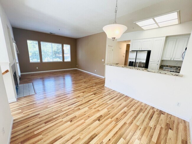 Building Photo - Meticulous 3 Bed 2 Bath Centrally Located ...
