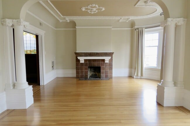 Building Photo - Huge and Beautiful Classic Top Floor Condo