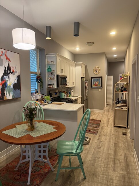 Comer en la cocina - 2019 N Sawyer Ave