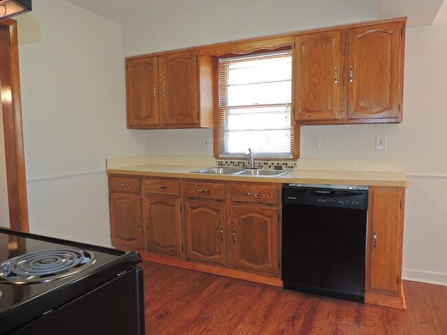 Building Photo - Astonishingly Renovated 3 Bedroom, 1.5 Bat...