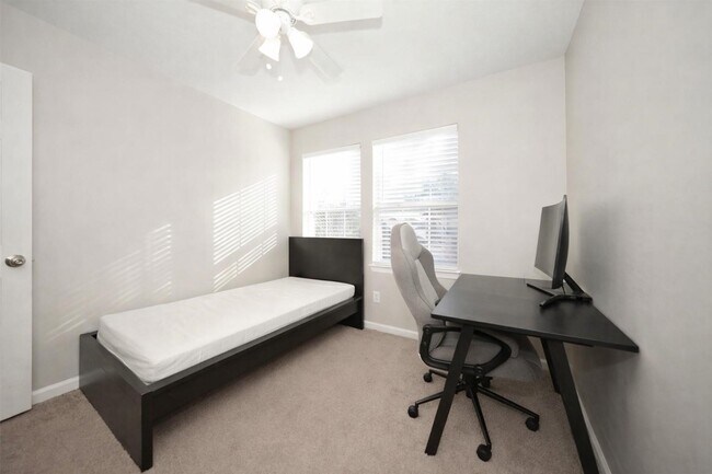 Foto del edificio - 6423 Austinville Dr