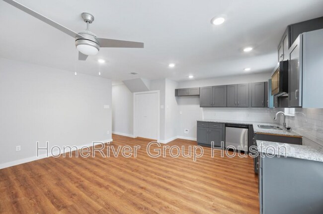 Foto del edificio - 8217 Crestview Dr
