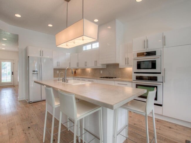 Foto del edificio - 3705 W Fuller St