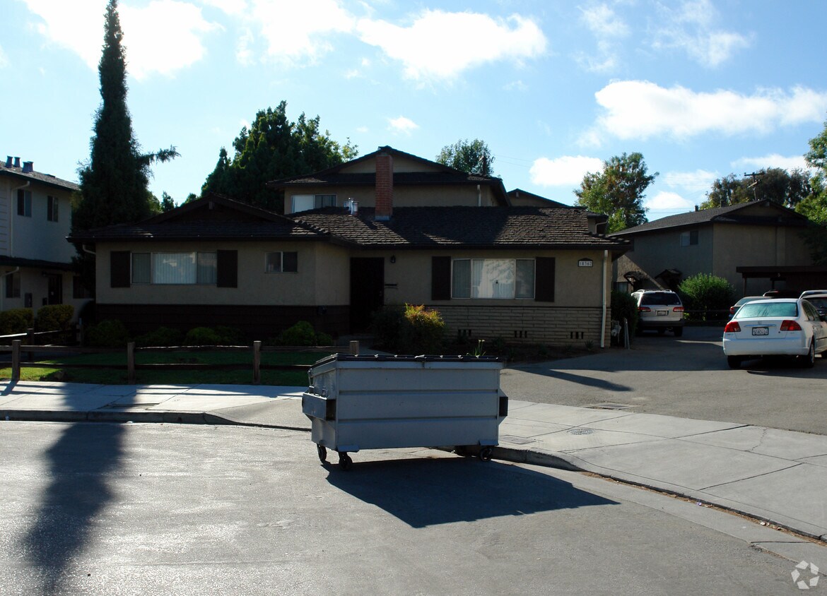 Building Photo - 10362 Greenwood Ct