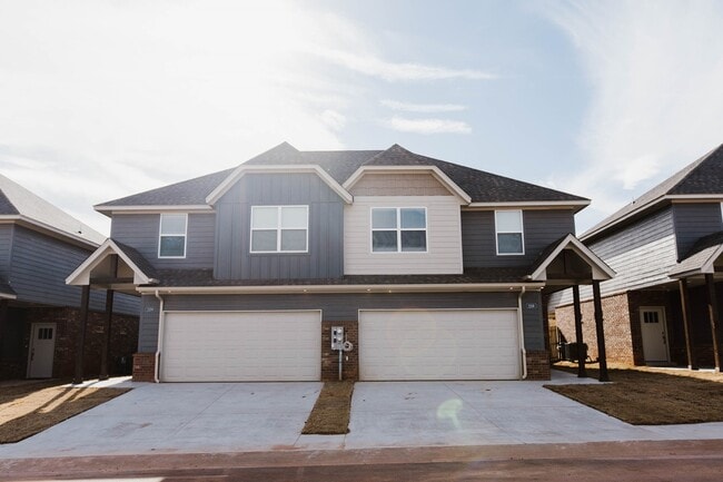 Building Photo - 3 Bed 2 Bath 2 Car Garage Duplex - 15th an...