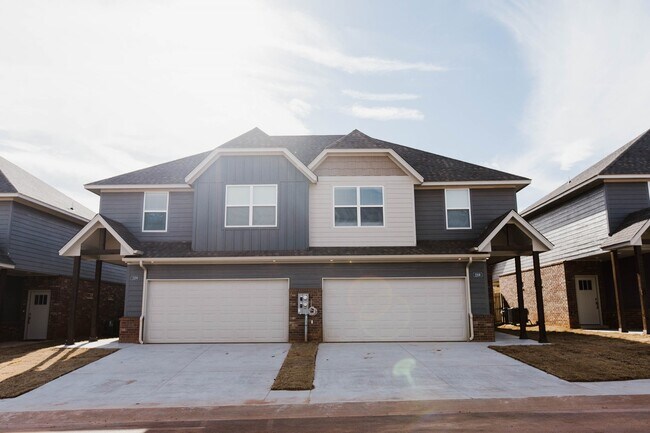 Foto del edificio - 3 Bed 2 Bath 2 Car Garage Duplex - 15th an...