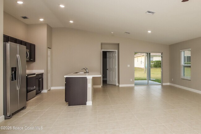 Building Photo - 543 Reading St SE